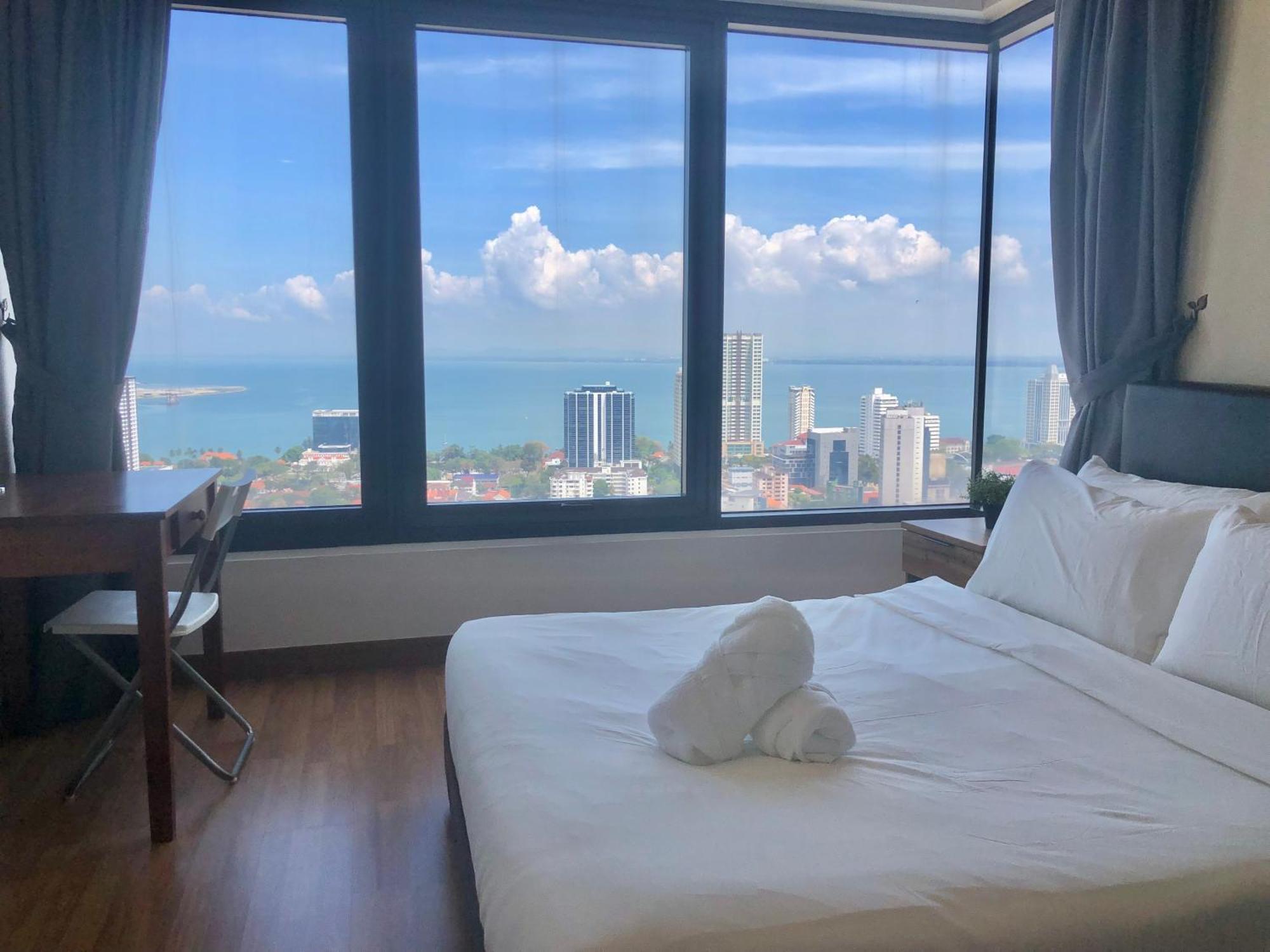 Tropicana 218 Macalister Netflix Unit By Blue Sky Holidays George Town Dış mekan fotoğraf